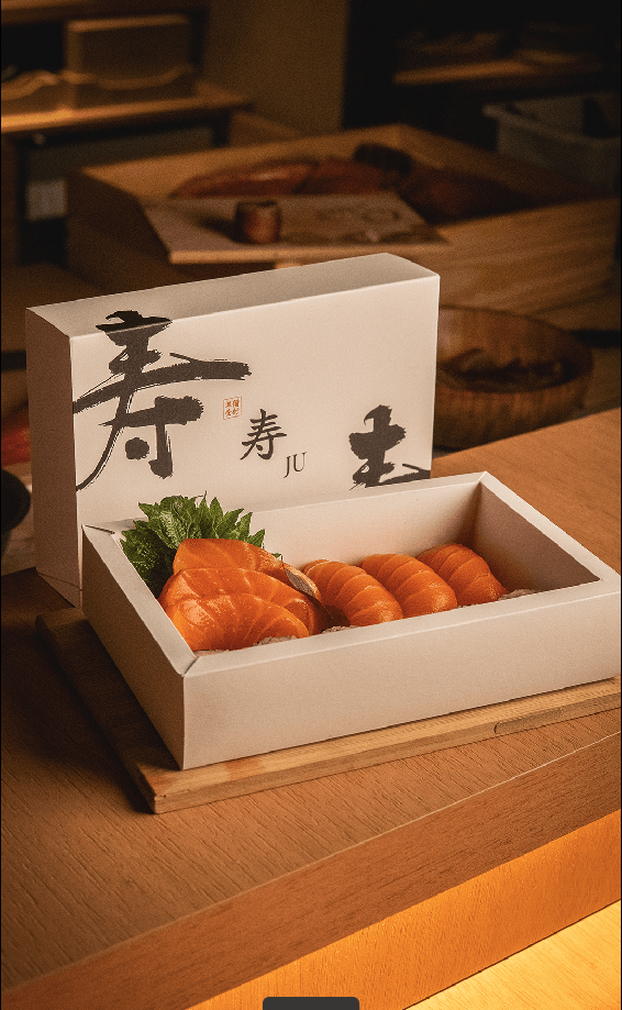 Balcão de hinoki iluminado com quadros na parede