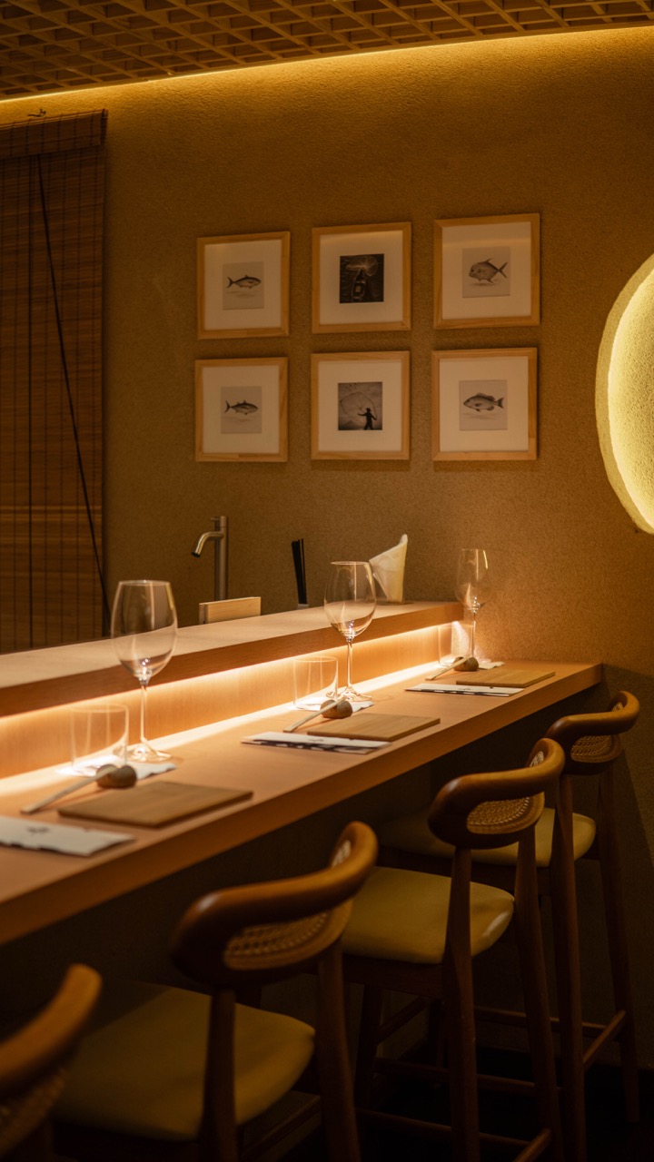 Balcão de hinoki iluminado com quadros na parede